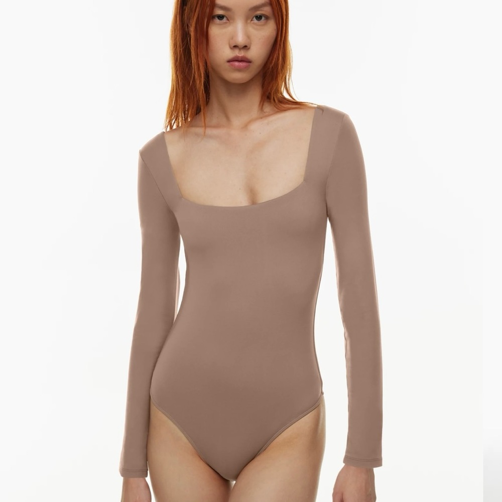 Babaton Contour Squareneck Longsleeve bodysuit
